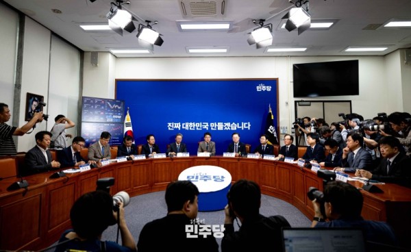 포토갤러리_더불어민주당-경제단체 상법 간담회_1.jpg
