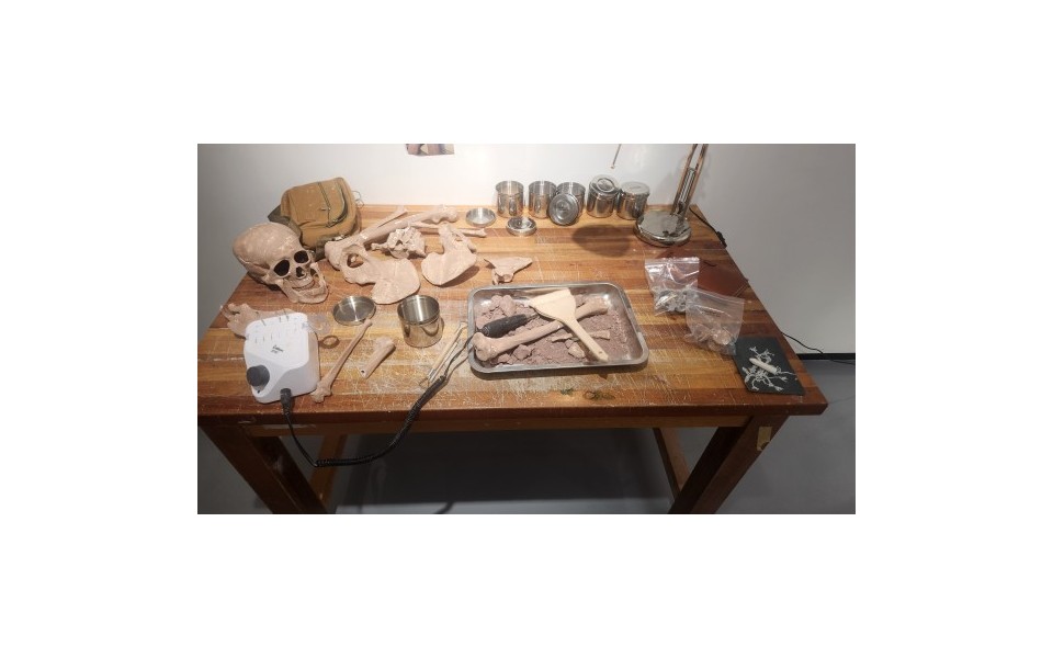 [쇼벨] An archaeologist's desk that discovered an imaginary future clone set by the artist Joo Hyun-so…